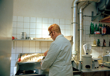 831008 Interieur van Van Leeuwen's Automatiek (Amsterdamsestraatweg 182) te Utrecht.